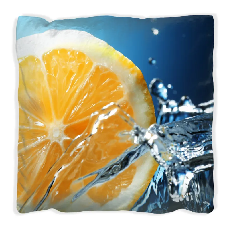 Kostenloser Versand Kissen Orange in spritzigem Wasser vor blauem Hintergrund 40 x 40 cm, Foto