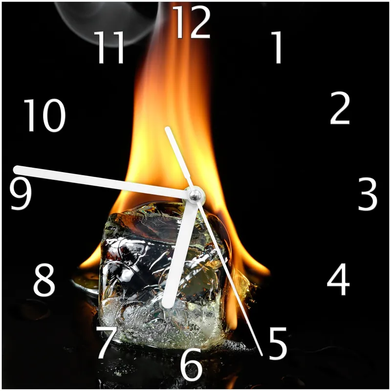 Schnäppchen Wanduhr aus Glas Brennender Eiswürfel mit weißen Zeigern, 30 x 60 cm