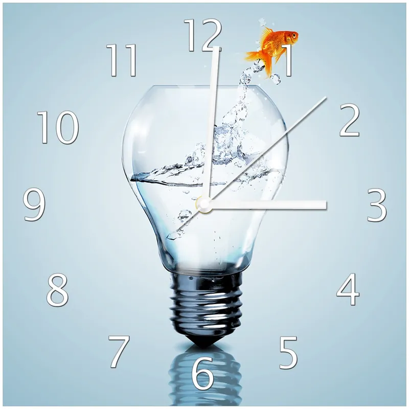 Must-Have Wanduhr aus Glas Goldfisch springt aus Aquarium mit schwarzen Zeigern, 30 x 30 cm