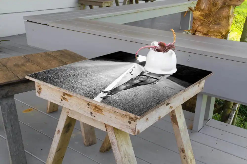 Selbstklebende Möbelfolie Frau auf einem Strich laufend 100 x 100 cm Letzte Chance