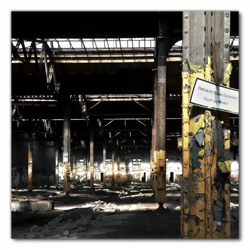 Selbstklebende Möbelfolie Verlassene alte Fabrik-Halle mit leuchtenden Sonnenstrahlen 60 x 60 cm Wochenendangebot