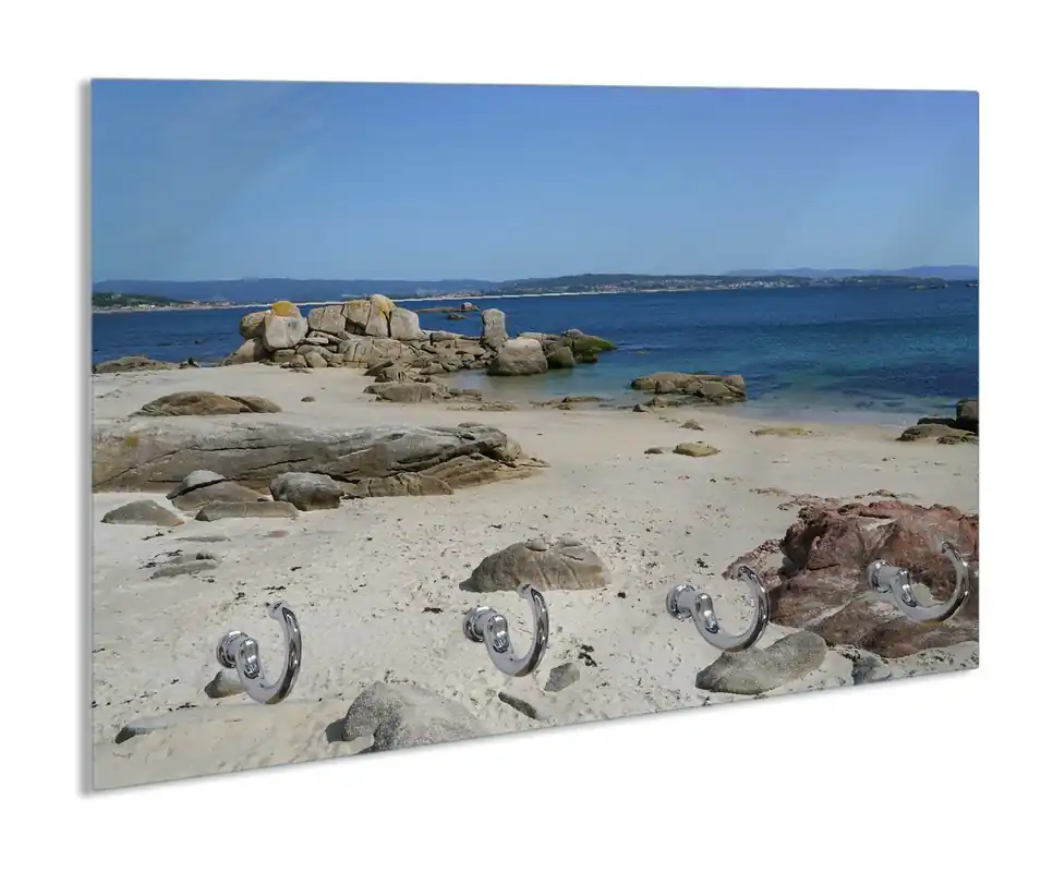 Begrenztes Angebot Schlüsselbrett Felsen auf einem Sandstrand