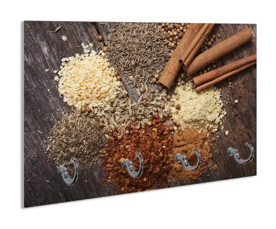 Neue Ware Schlüsselbrett Aromatische trockene Gewürze in der Küche