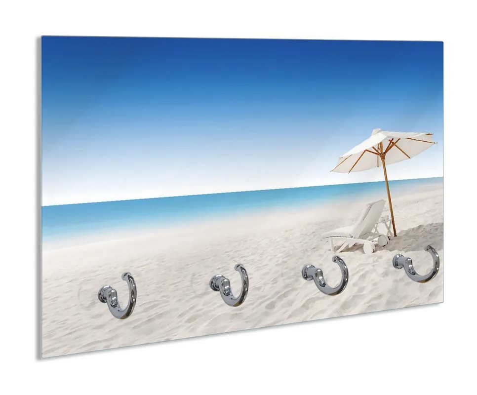 Schlüsselbrett Sonnenliege am weißen Strand unter blauem Himmel Neue Ware