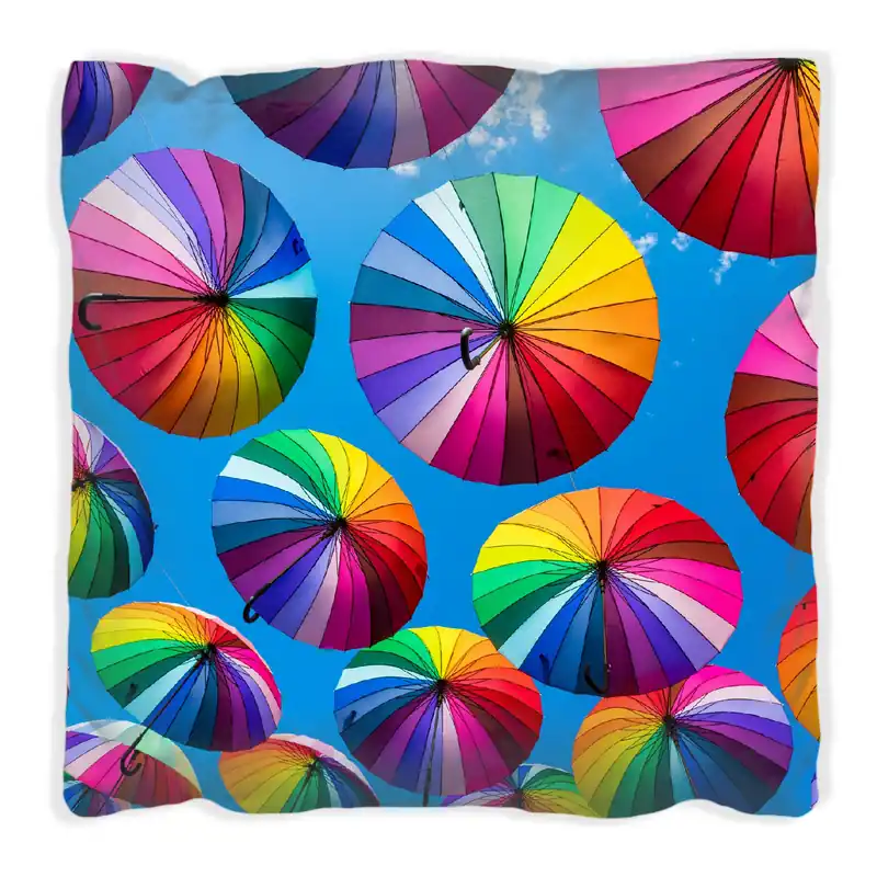 Jetzt Bestellen Kissen Bunte Regenschirme vor blauem Himmel 40 x 40 cm, weiß