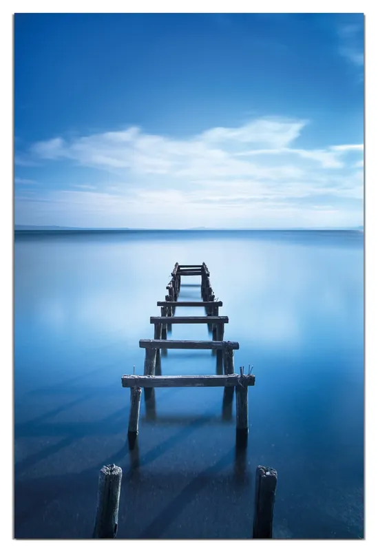 Nur Heute Wasserfestes Poster Rustikaler Holzsteg im blauen See Rund. 90 cm Durchmesser, selbstklebende Folie mit Schutzlaminat