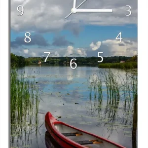 Aktuell Wanduhr aus Glas Rotes Kanu am See mit schwarzen Zeigern, 30 x 30 cm