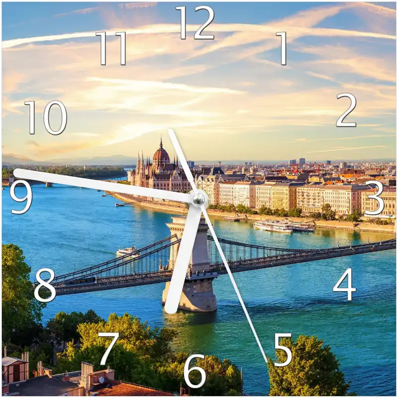 Begrenztes Angebot Wanduhr aus Glas Metropole an der Donau mit weißen Zeigern, 20 x 20 cm