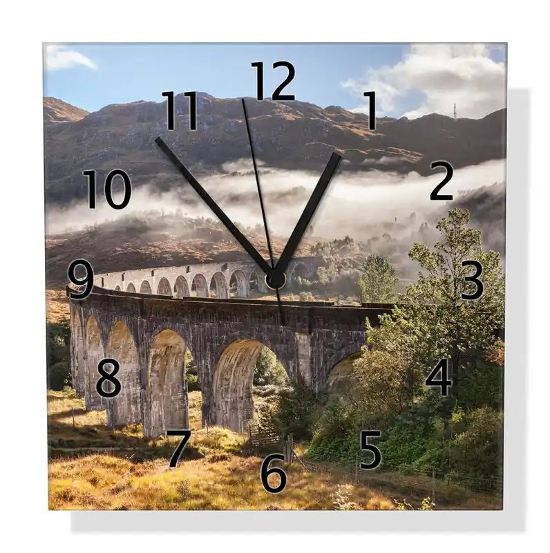 Wanduhr aus Glas Viadukt im Morgennebel mit weißen Zeigern, 20 x 20 cm Direktkauf
