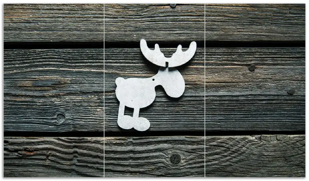 Expressversand Herdabdeckplatte Elch Symbol in weiß, vor dunklem Holz Breite 80 cm x Höhe 52 cm. 1-teilig, 13 mm hohe Noppen