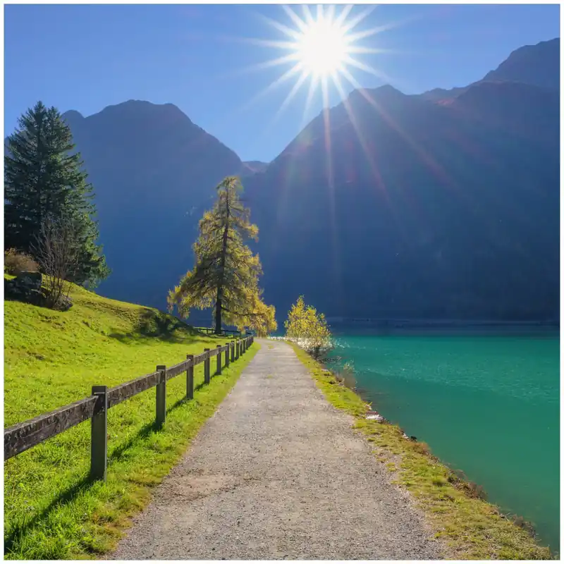 Highlight Kühlschranksticker Uferweg am Bergsee 60 x 60 cm, Selbstklebende Folie