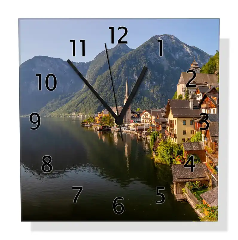 Aktuell Wanduhr aus Glas Malerisches Dorf an Bergsee mit weißen Zeigern, 20 x 20 cm