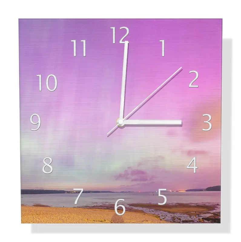 Wanduhr aus Aluverbund Leuchtende Lichter über Sandstrand 30 x 30 cm, mit schwarzen Zeigern Billig