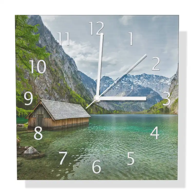 Schnäppchen Wanduhr aus Aluverbund Berghütte an See 30 x 30 cm, mit schwarzen Zeigern