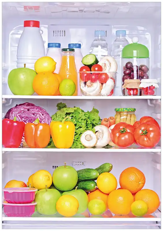 Highlight Poster Offener gefüllter Kühlschrank 61 x 91,5 cm, mit schwarzem Aluminiumrahmen