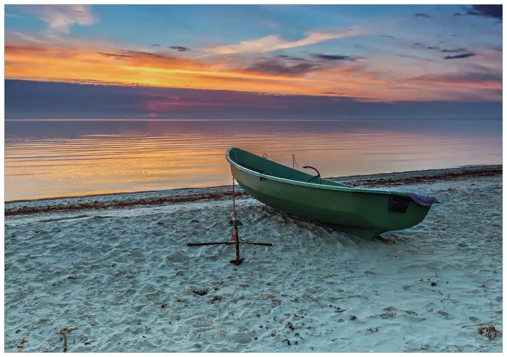 Poster Einsames Fischerboot mit Anker am Strand 61 x 91,5 cm, mit weißem Aluminumrahmen Schnäppchen
