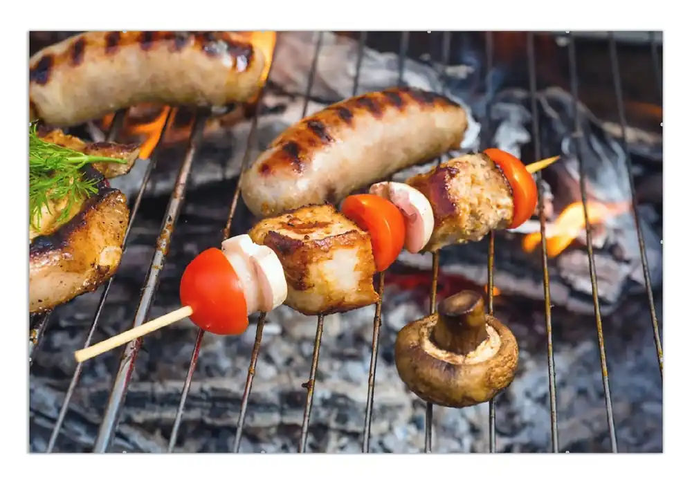 Poster Schaschlik und Würste auf einem Grill 100 x 150 cm Saisonangebot