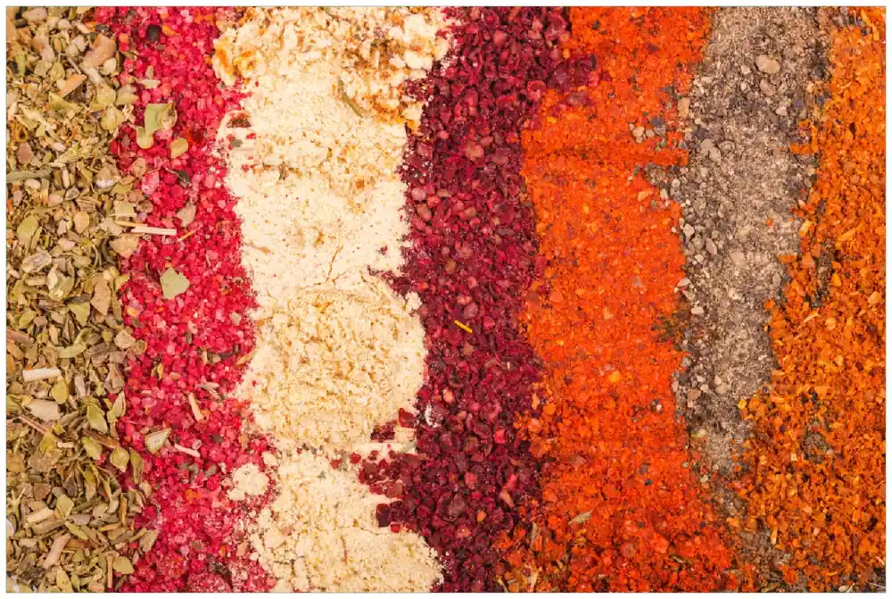 Neue Kollektion Poster Bunte Gewürze in Streifen - Chili, Curry usw. 61 x 91,5 cm, mit rahmenlosem Bildhalter