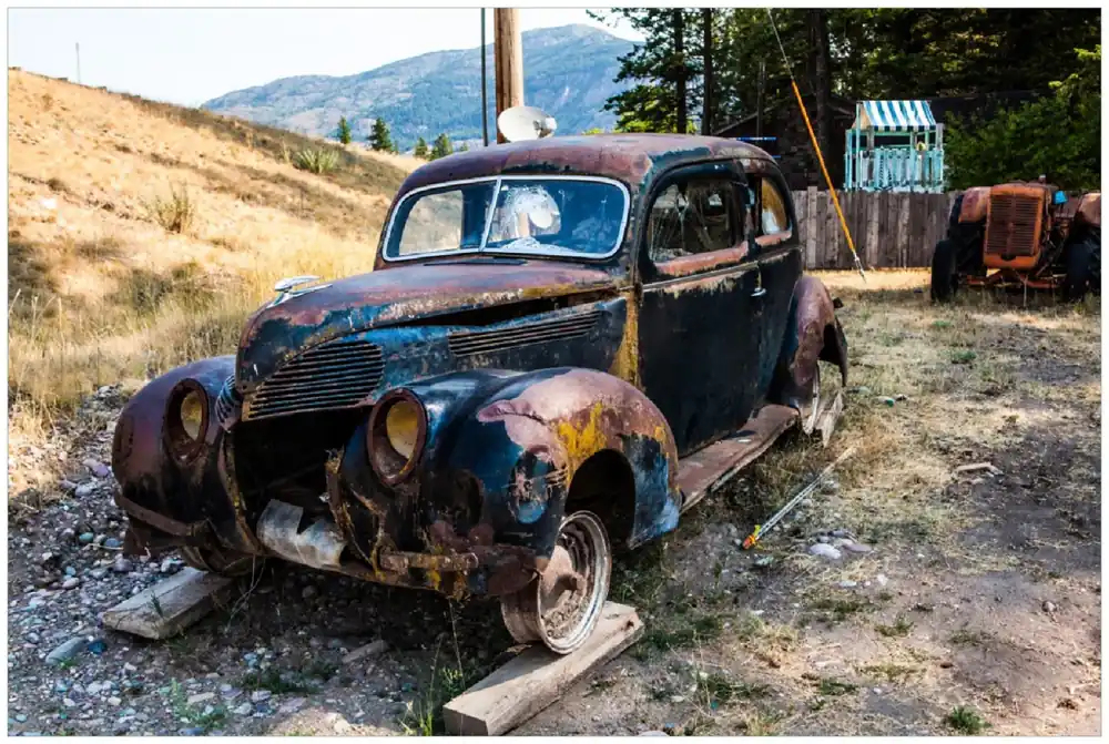Kostenloser Versand Poster Rostiger Oldtimer auf dem Schrottplatz 100 x 150 cm