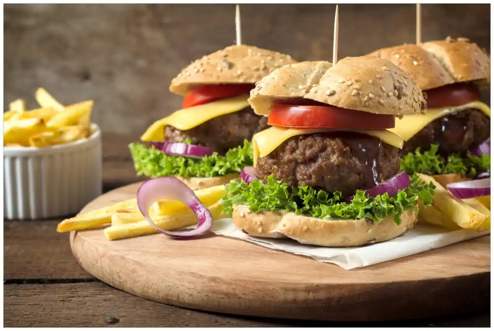 Top-Seller Selbstklebendes Poster Saftige Burger auf Holzbrett 100 x 150 cm