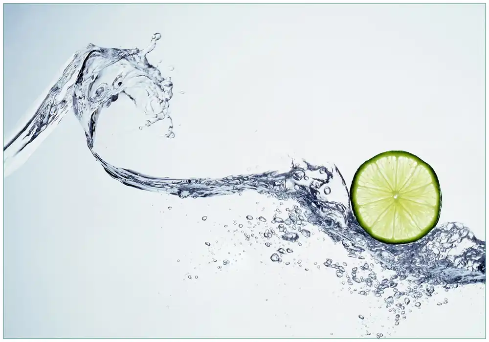 Abverkauf Vliestapete Limettenscheibe in spritzigem Wasser 200 x 140 cm