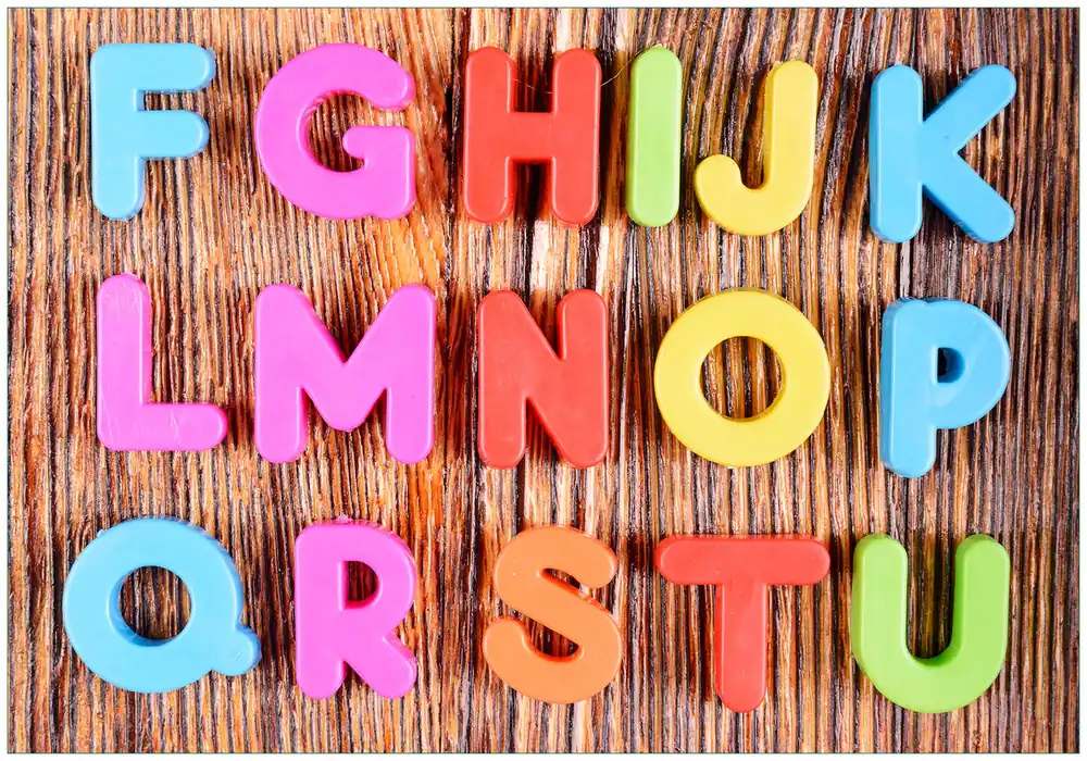 Schnäppchen Vliestapete Bunte Buchstaben - Alphabet auf Holz 300 x 210 cm