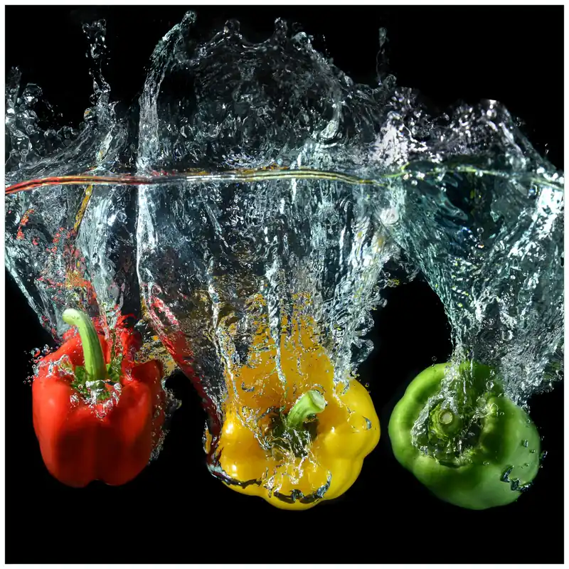 Glasunterlage Paprika-Mix - frische Paprika in rot, gelb und grün im Wasser 55 x 55 cm Echt